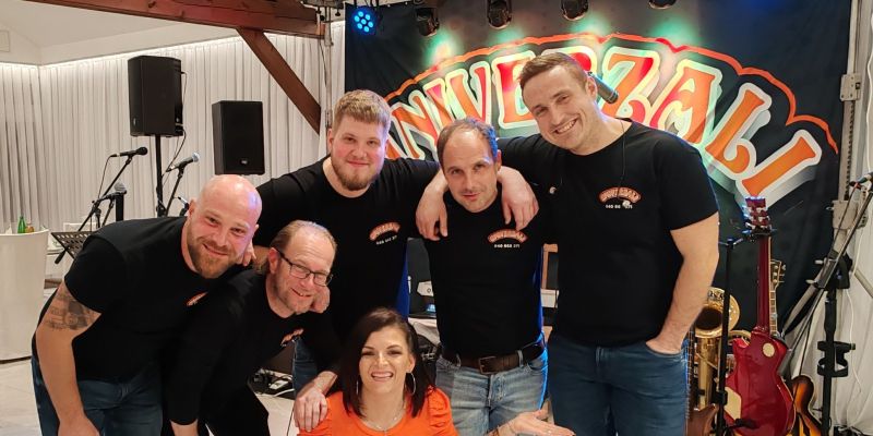 Ansambel Univerzali z zadnjim nastopom letos prav na Veseljaku!