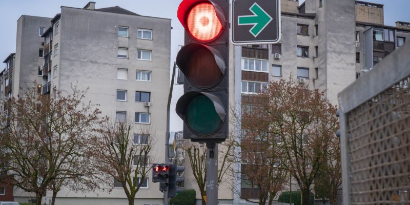 znak, semafor, zelena puščica, v desno