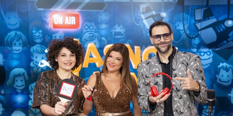 Z Jasno! in glasno: zmagovalne pesmi leta in skrivnostna gostja