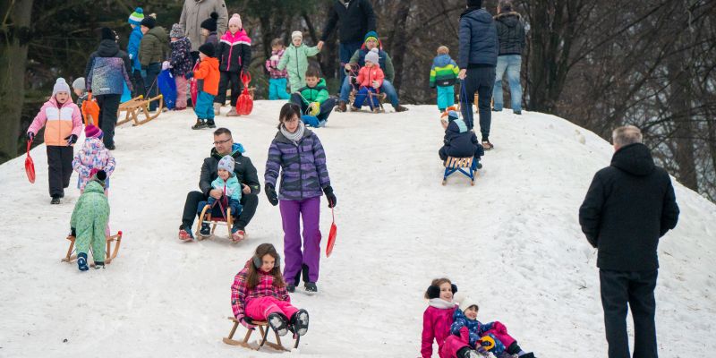 zimske-radosti, sankanje, otroci, zimski-sport