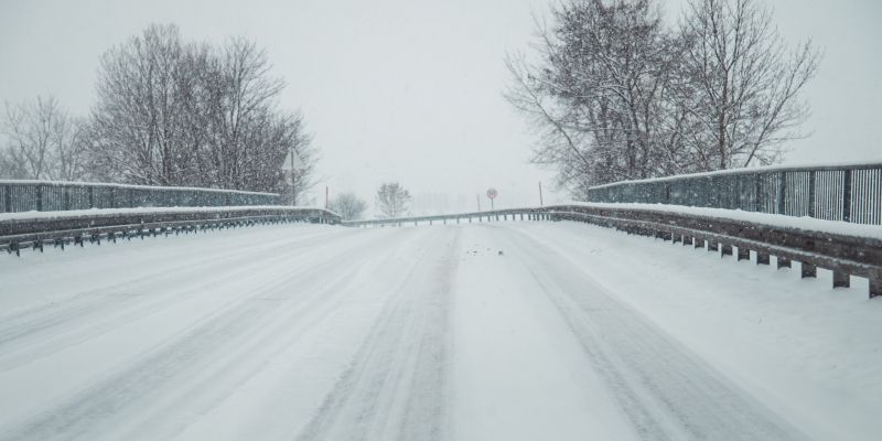 simbolična, sneg, zima, sneženje, promet, ceste, zasnežene, ledene, vožnja