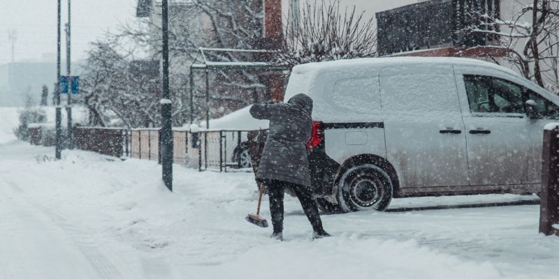 simbolična, sneg, zima, sneženje, ljudje, pluženje, kidanje, snega, snegu, pločniki, pločnik