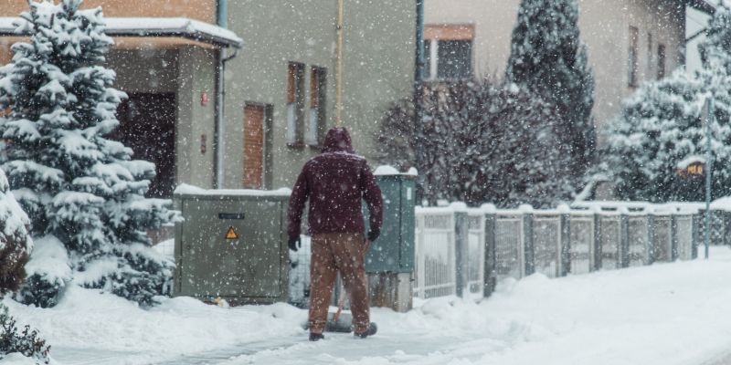 simbolična, sneg, zima, sneženje, ljudje, pluženje, kidanje, snega, snegu, pločniki, pločnik
