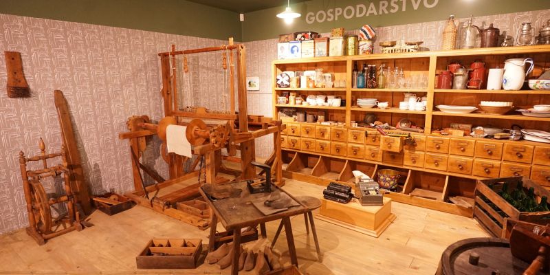 odprtje muzeja notri knjižnica mozirje.jpg