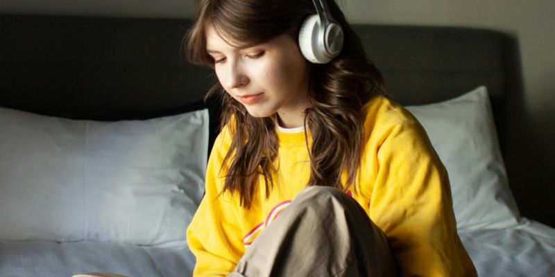 najstnica s slušalkami