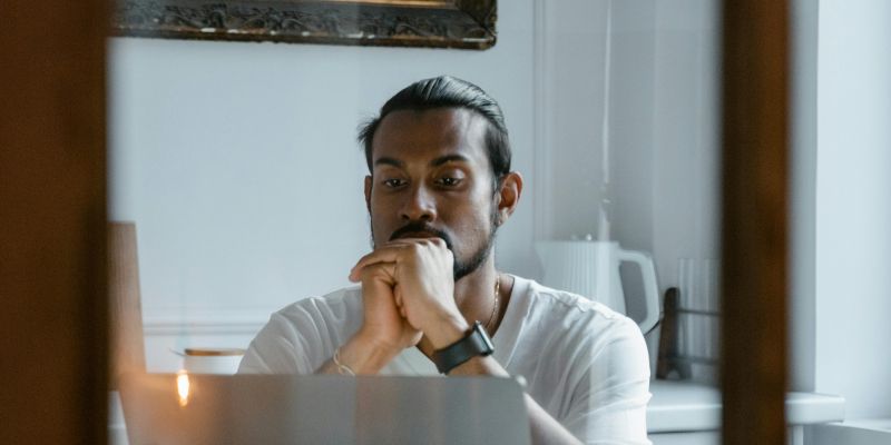 moški za računalnikom