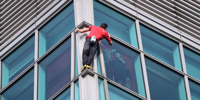 Skroraj v vsakem nadstropju so ga iz notranjosti fotograf