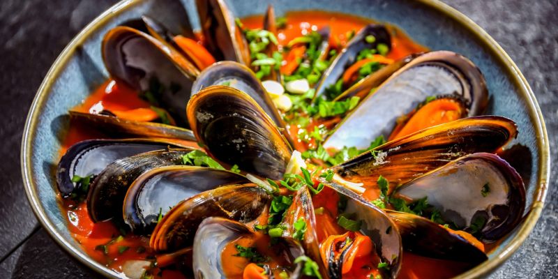 školjke v paradižnikovi omaki