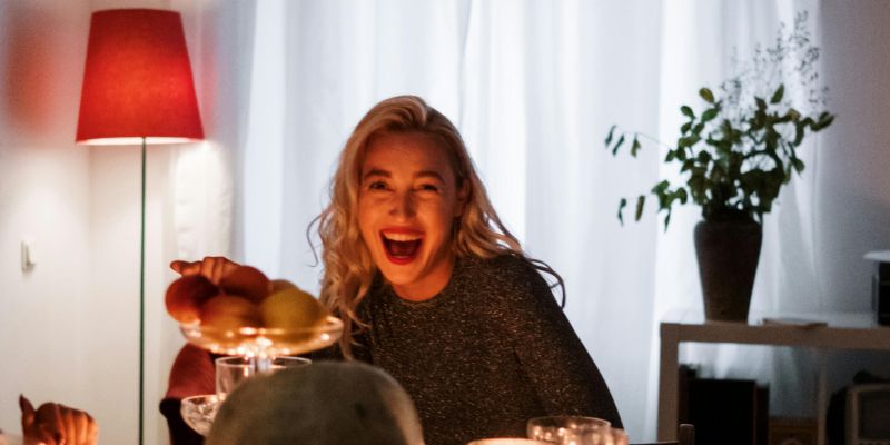 nasmejana ženska za mizo