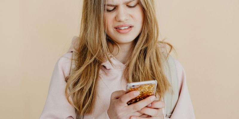 zgroženost nad telefonom