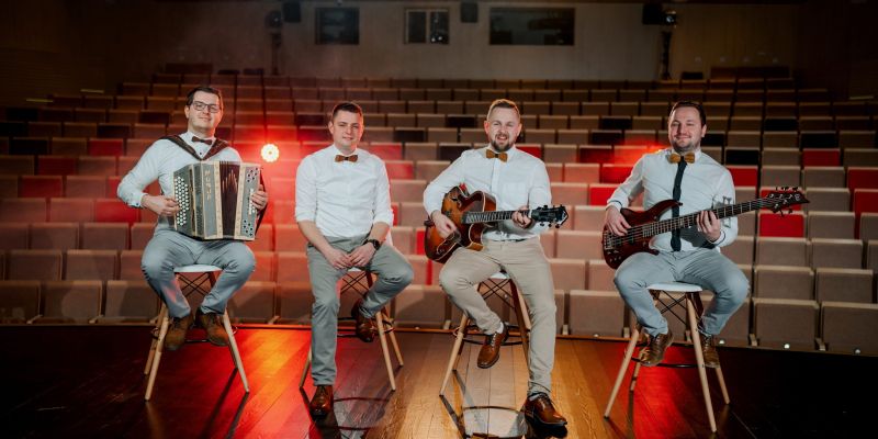 Kdo iz Grešnih muzikantov je pokleknil?