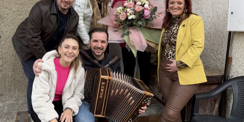 Veseljaki za okroglih 90 let presenetili zvesto poslušalko Elico