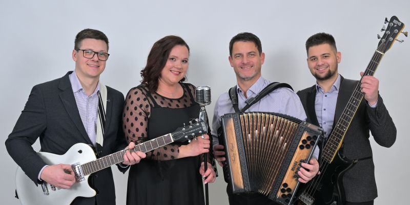 Ansambel Andreja Bajuka z novim valčkom in novo pevko