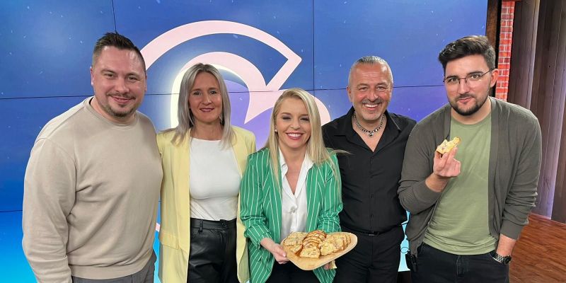 Skupina Dupljak prepeva Prešernovo Pod oknom