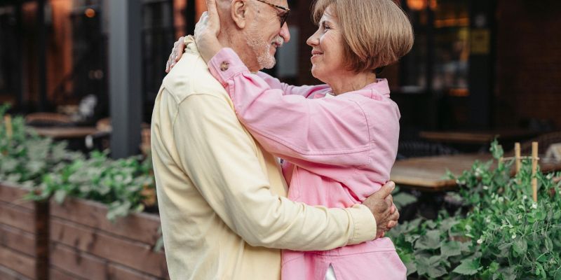 zaljubljen starejši par