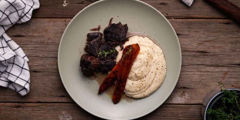 Recept za odlična goveja lička v vinski omaki s pirejem!