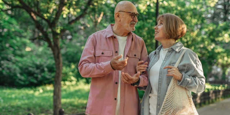 starejši par zadovoljen