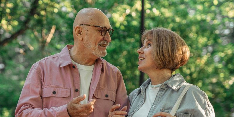 starejši par zadovoljen