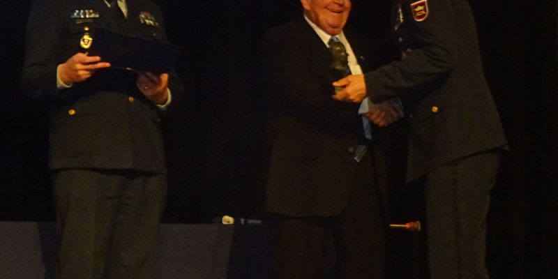 5_Ernest Breznikar_polkovnik v pokoju prejema najvišje prizannje ZSČ.JPG