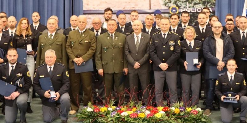 Policija priznanja.jpg