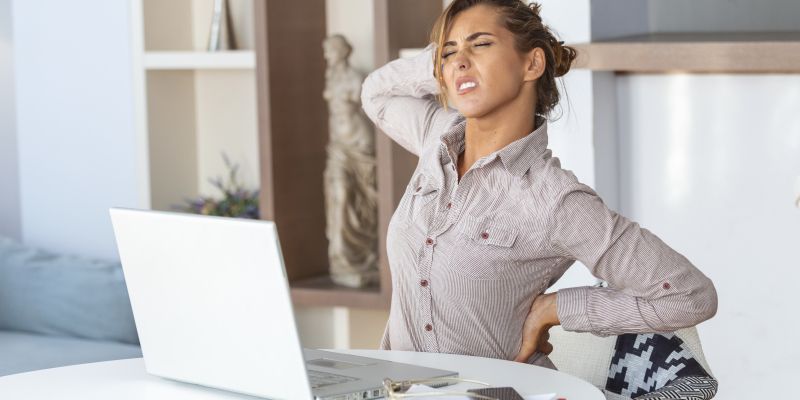 sedenje bolečina v križu