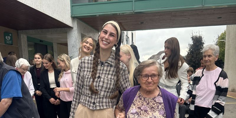 Finalistke Miss Slovenije na obisku v domu starejših občanov
