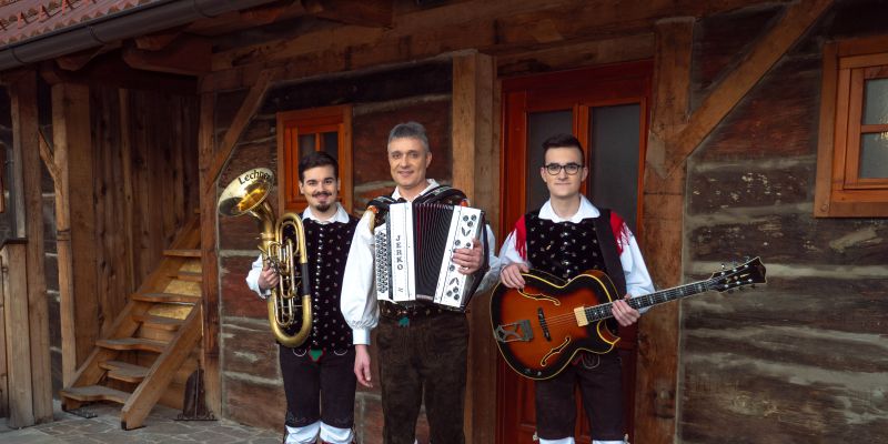 Gregor Oblak s prijateljema na novo posnel skladbo »Po Sloveniji«