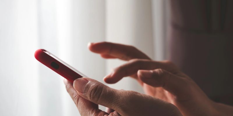 roka in mobilni telefon, mobilni telefon v roki