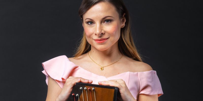 Ko citre spregovorijo: Janja Brlec z novim singlom “Vse, kar vredno je”