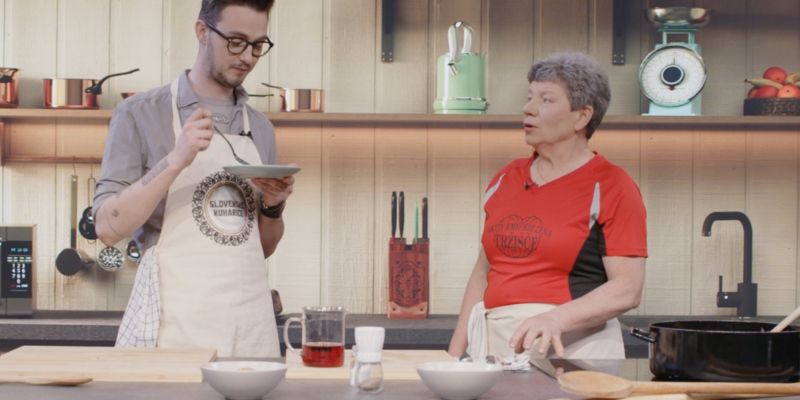 Pražen krompir s klobaso in cvičkom: domača jed z okusom Dolenjske