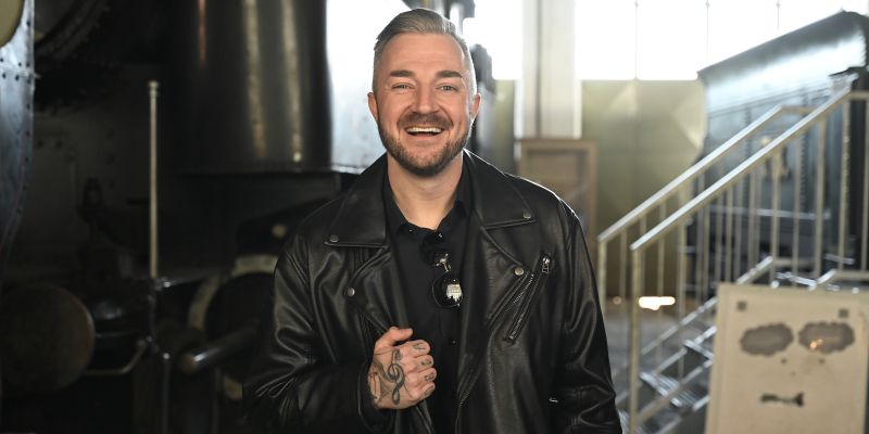 Ne boste verjeli, od koga si je Dejan Dogaja izposodil srajco za videospot