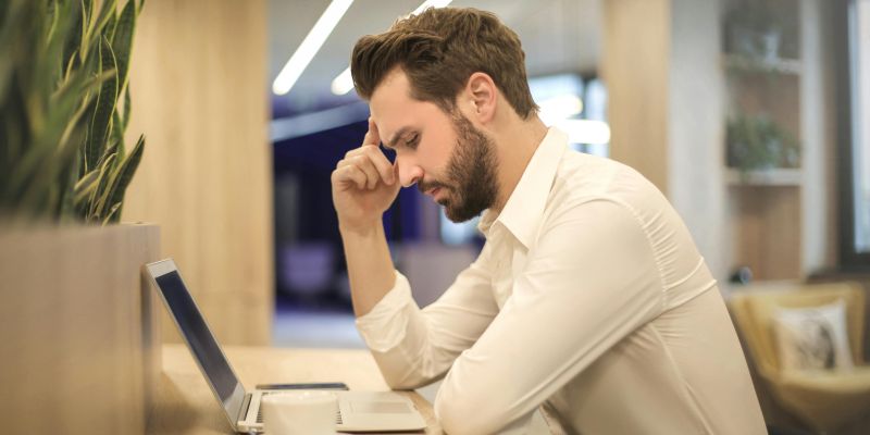 človek ob računalniku brez motivacije