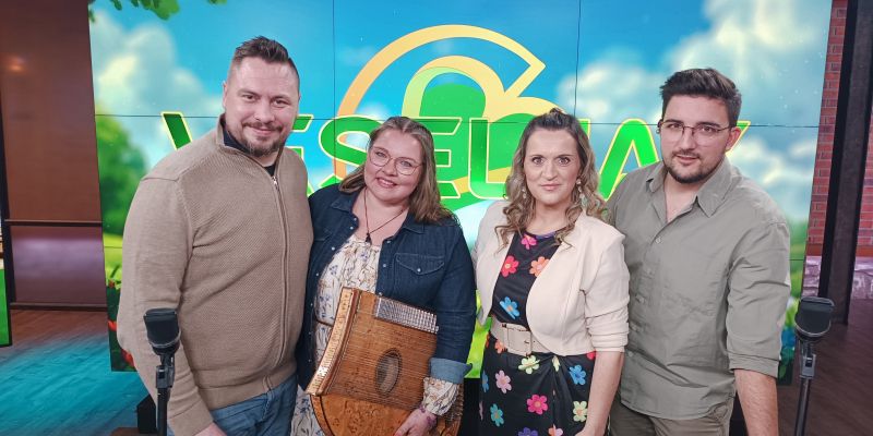 Ko hči zapoje mami: ganljiva zgodba pesmi »Tvoje zlato srce«