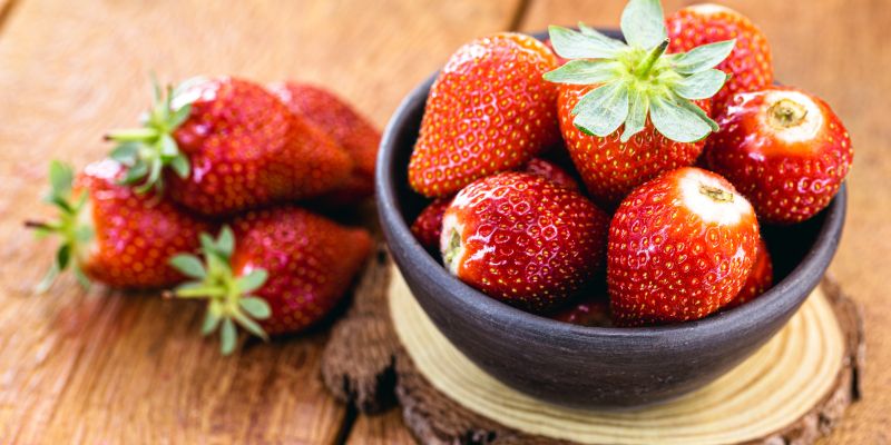 sveze-sadje, jagode, banane, jabolka