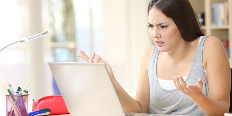 ženska pri prenosniku, ki ne deluje