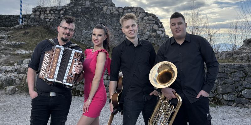 Snemanje ušlo izpod nadzora: Punca iz Ljubljane udarila člana ansambla