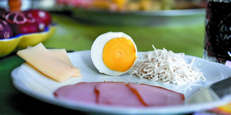 simbolična, velikonočni-zajtrk, hrana, jajca-vuzen-pirhi, šunka-hren