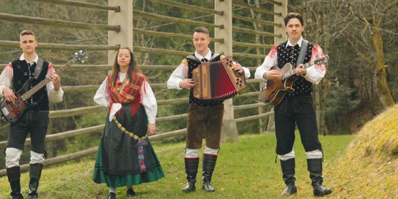 Gašper Šega s prijatelji z novim valčkom