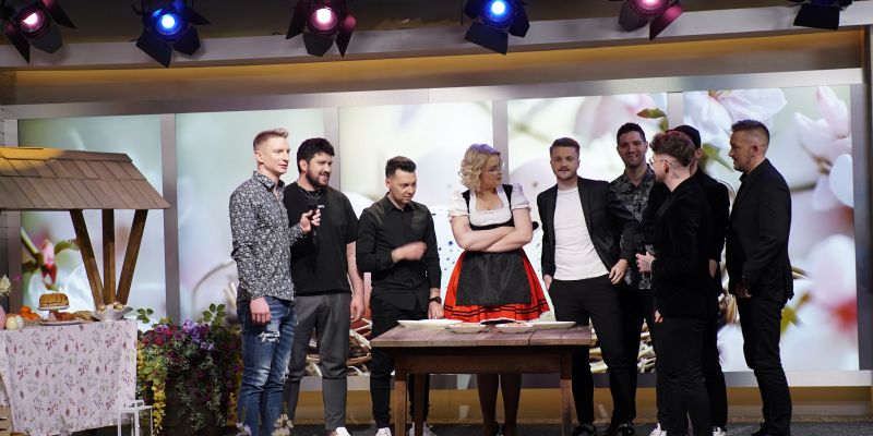 Smeh, glasba in pirhi: Veseljak v živo praznično razpoložen!