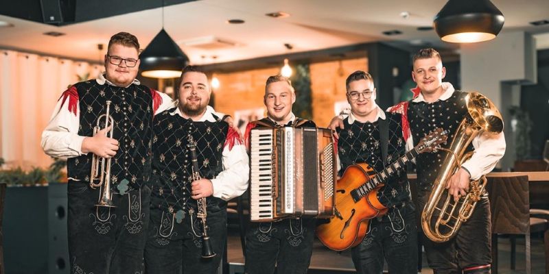 Ansambel Kiper udarja z novo polko