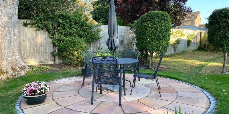 okrogla terasa v vrtu