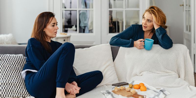 pogovor med dvema ženskama