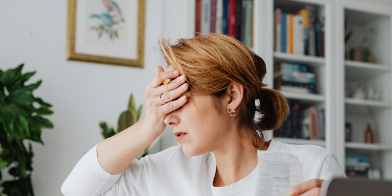 ženska noče pogledati računa