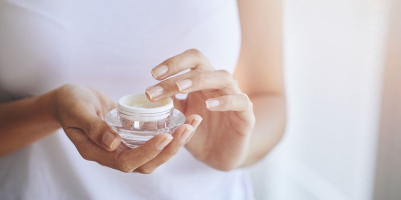 Ženska, nega kože, obraz, koža, serum, krema