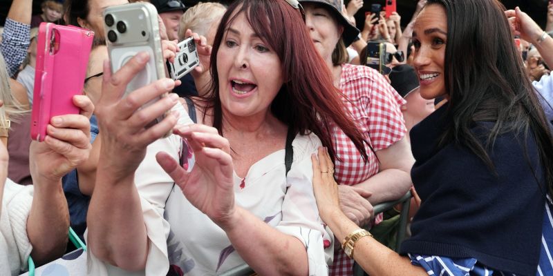 Meghan ima v Avstraliji očitno kar lepo število oboževalk in oboževalcev. Ti so naključni in ti so l