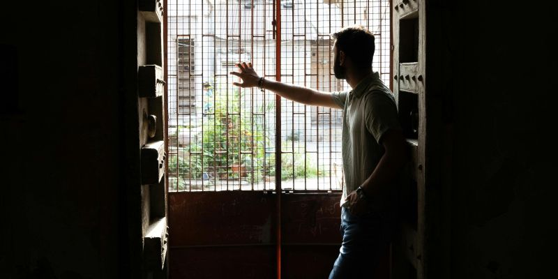 čakanje ob železnih vratih