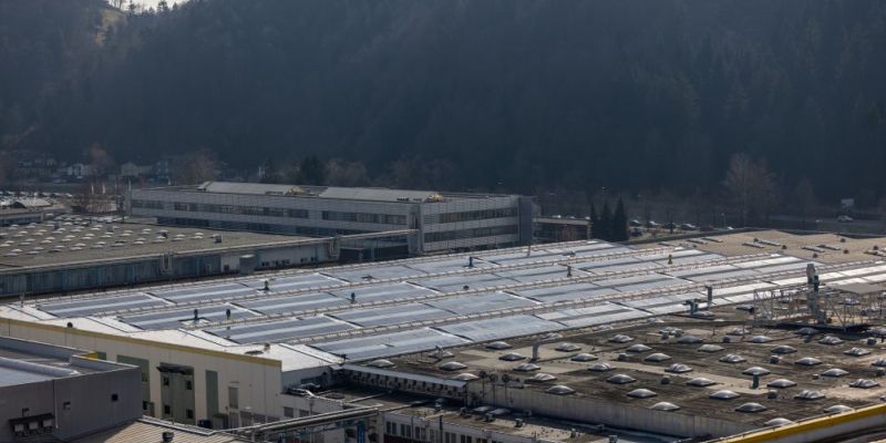 V proizvodnem obratu v Velenju so na obstoječih strešnih površinah namestili dodatnih 4,4 MW sončnih fotovoltaičnih sistemov.