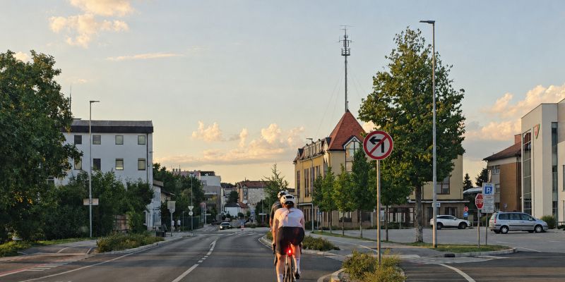 simbolična, cestni-kolesarji, s-kolesom-po-cesti, promet, cestno-kolesarstvo