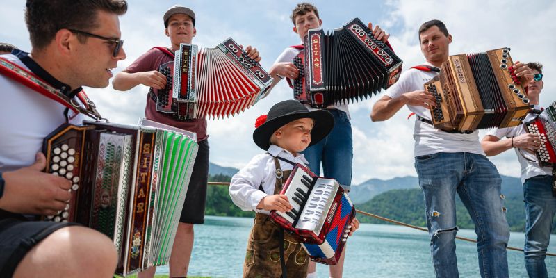 Bled so preplavili harmonikarji, najmlajši med njimi je štel komaj 3 leta