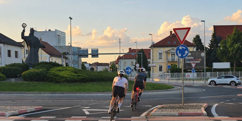 simbolična, cestni-kolesarji, s-kolesom-po-cesti, promet, cestno-kolesarstvo